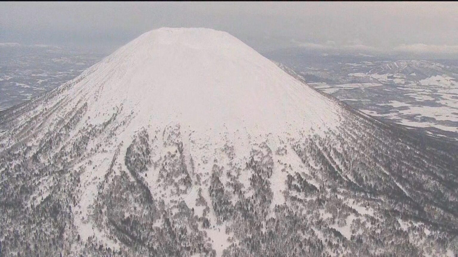 "半袖・短パン"外国人カップルが“雪山”に登山…9合目で「寒さで動けない」110番通報し警察のヘリで救助―イギリスから観光客〈北海道羊蹄山〉（北海道ニュースUHB） - Yahoo!ニュース - Yahoo!ニュース