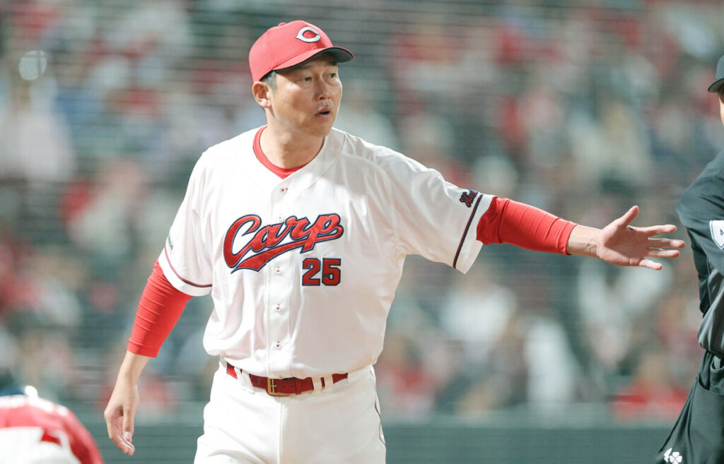 ７回、交代を告げる新井貴浩監督（カメラ・義村　治子）