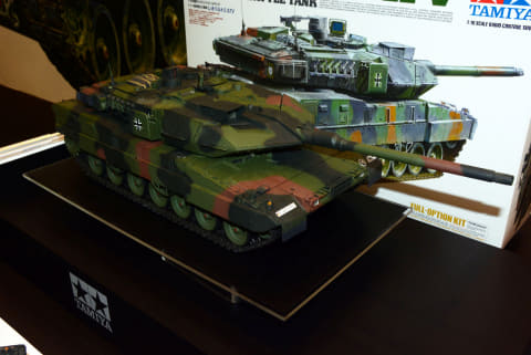 会場にとどろくエンジンの咆吼！　タミヤ「1/16RC ドイツ連邦軍主力戦車 レオパルト2 A7V」【#静岡ホビーショー】（HOBBY Watch）
