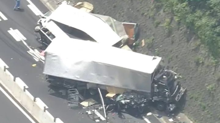 2人がケガ…中央道でトラックや乗用車など7台が絡む多重事故 上りの小牧JCT〜多治見ICの間が通行止めに | 東海テレビNEWS