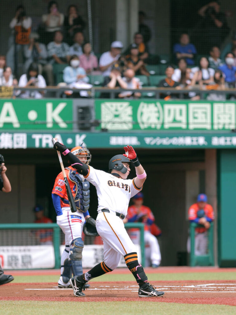 イースタンのオイシックス戦で復帰した丸。初回無死、真剣な表情で打席に向かう（カメラ・今成　良輔）