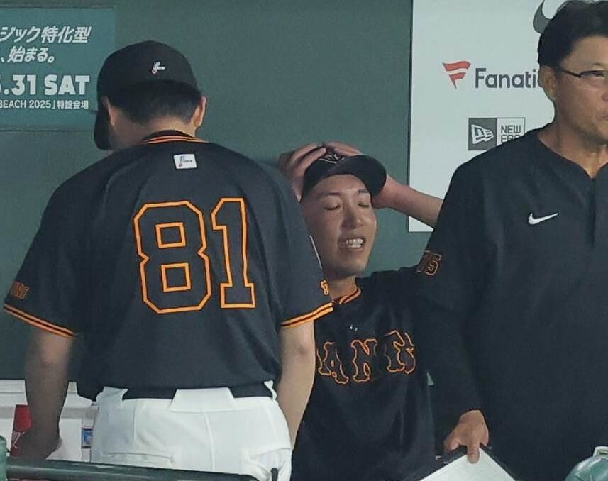 【巨人】赤星優志が6回1失点も白星ならず 杉内俊哉投手チーフコーチ「あそこで抑えて勝てるように」 – スポーツ報知 6回を終え、同点に追いつかれた赤星優志はベンチで頭を抱えて悔しがる(カメラ・山崎 賢人)