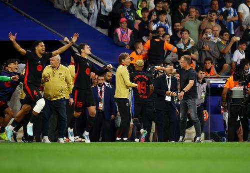 リーグ優勝に喜ぶバルセロナのフリック監督と選手たち（ロイター）