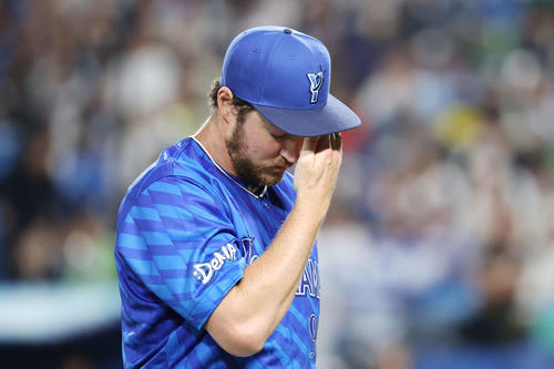 ヤクルト対DeNA 6回裏を終えベンチに下がるDeNAバウアー（撮影・宮地輝）