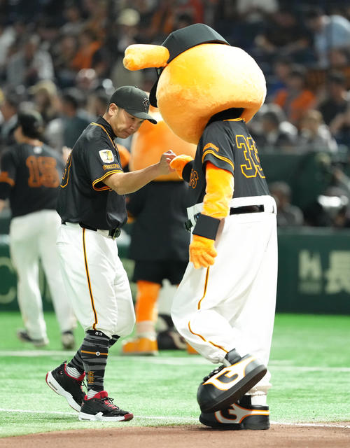 巨人対中日　中日に勝利した巨人阿部監督はジャビットとグータッチを交わす（撮影・足立雅史）