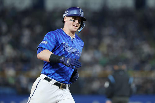 ヤクルト対DeNA 8回表DeNA1死二塁、左中間へ2点本塁打を放ち笑顔でダイヤモンドを回るオースティン（撮影・宮地輝）