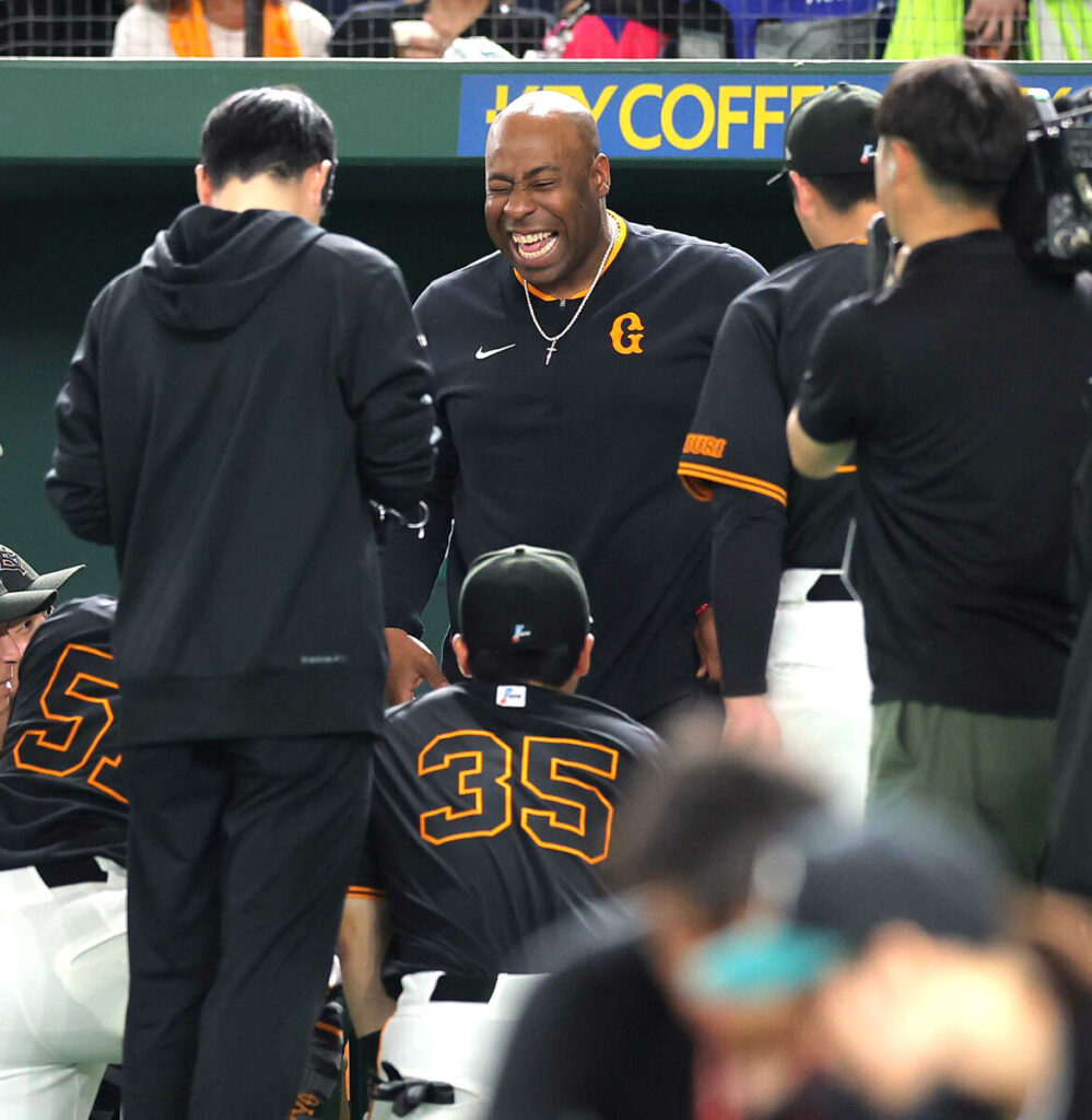 円陣で声出しをするウィーラー巡回打撃コーチ（カメラ・相川　和寛）