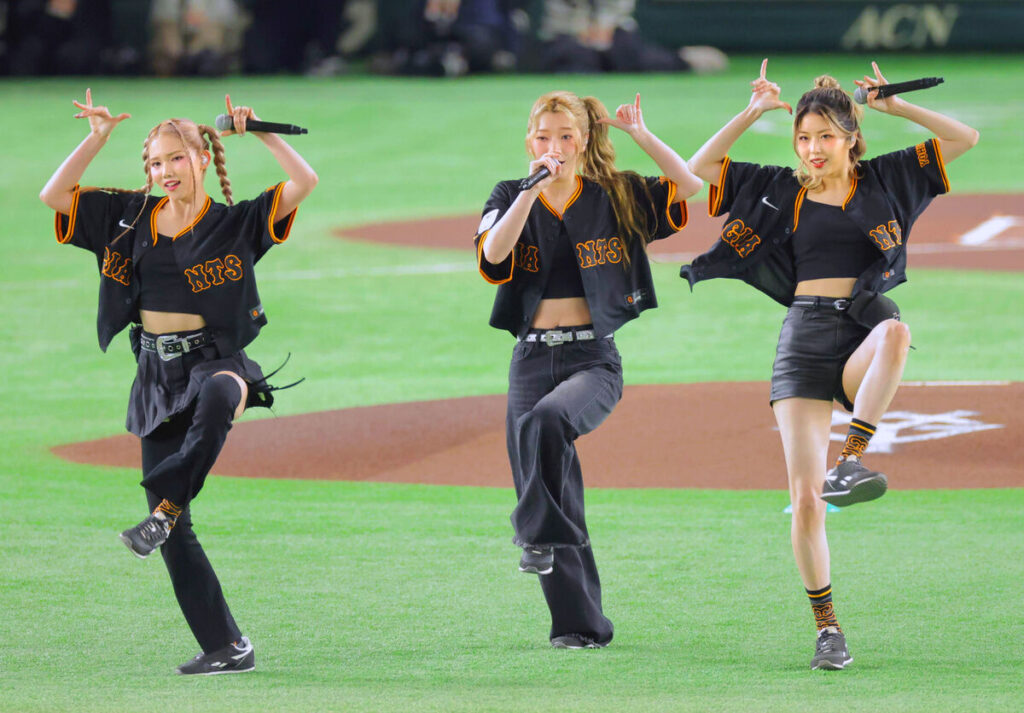 試合前、パフォーマンスを披露したＩＳ：ＳＵＥ