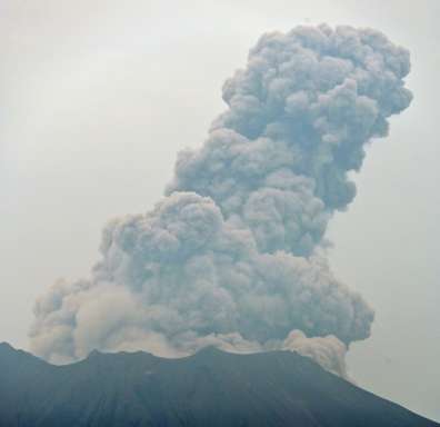〈更新〉桜島が14回爆発、噴煙3200m上がる――山体は一時収縮したものの15日午後から再び膨張続く - 南日本新聞