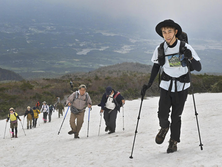 残雪踏みしめ安達太良山の頂へ 山開き、福島県内外から2100人（福島民友新聞） - Yahoo!ニュース - Yahoo!ニュース