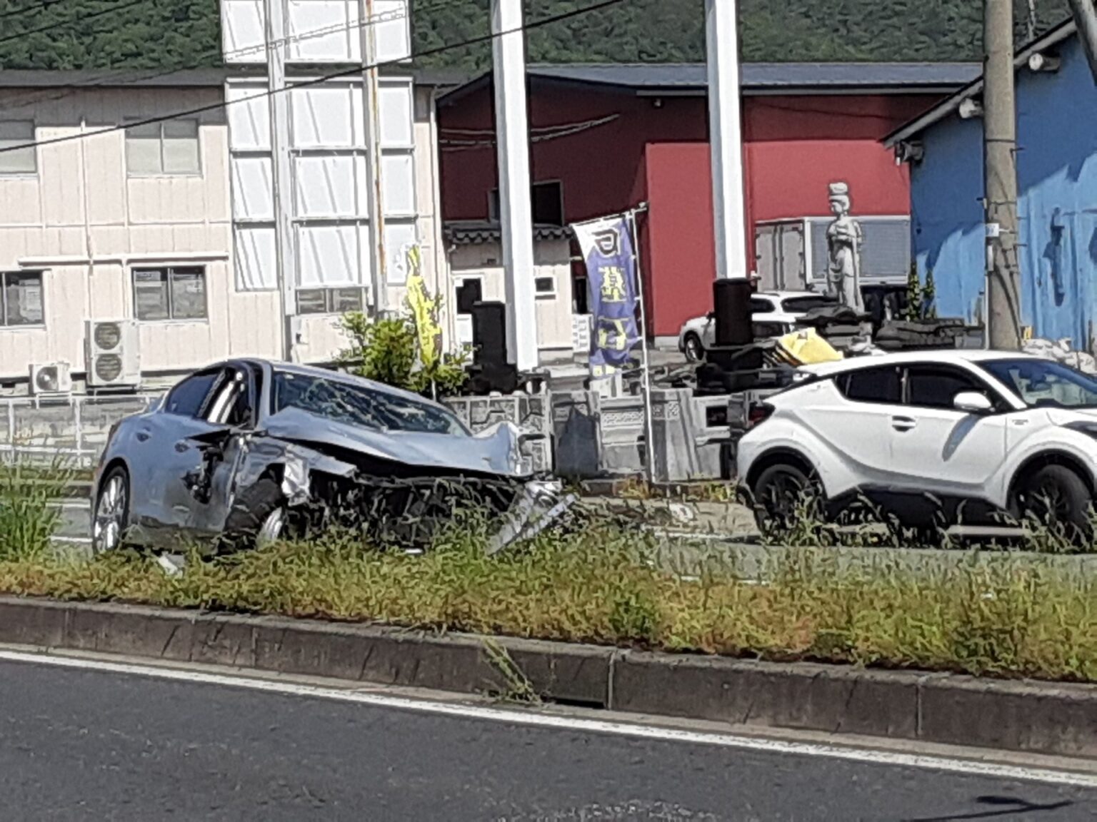 【動画】現場は騒然 電柱が倒れ、店舗のガラスが割れ...国道13号で車複数台が絡む事故 酒気帯び運転の疑いで逮捕された人も 現場画像も（山形）（テレビユー山形） - Yahoo!ニュース - Yahoo!ニュース