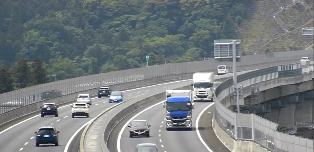 独自＞新名神逆走で逮捕のペルー人男も「外免切替」 相次ぐ重大事故 警察庁見直し検討（産経新聞） - Yahoo!ニュース