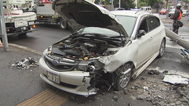 乗用車の前方部分大破 信号柱なぎ倒し車線をふさぐ 北海道大学近くで単独事故 札幌市北区（STVニュース北海道） - Yahoo!ニュース - Yahoo!ニュース