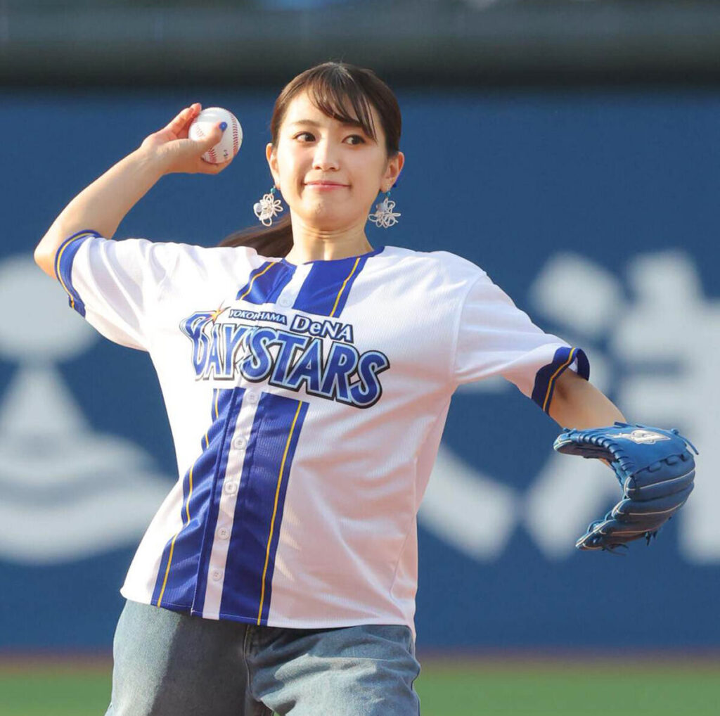 始球式をしたｍｉｗａ（カメラ・清水　武）