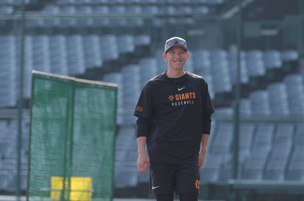 甲子園のマウンドをチェックし笑顔の戸郷翔征（カメラ・今成　良輔）