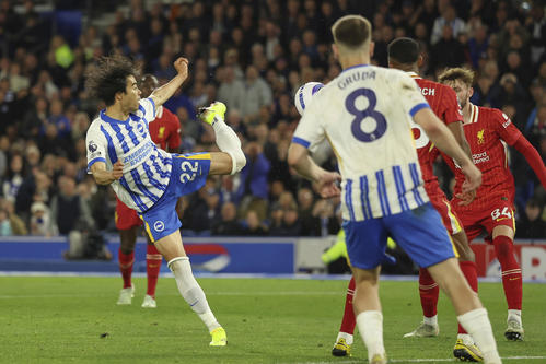 リバプール戦で左足でゴール左隅に蹴り込む得点を決めるブライトン三笘薫（AP）