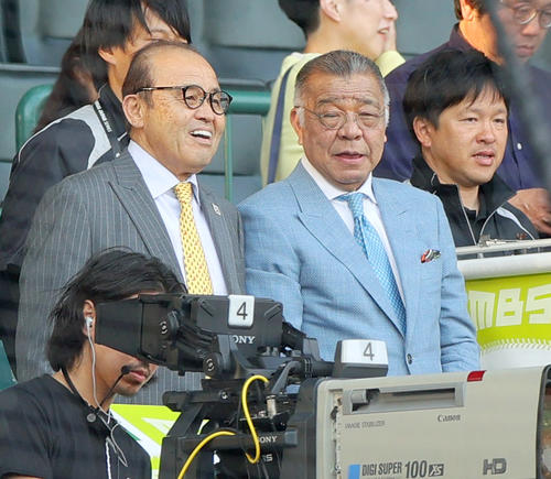 阪神対巨人　放送ブースで笑顔を見せる阪神岡田オーナー付顧問（左）と掛布阪神OB会長（撮影・上山淳一）