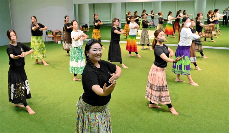 公演に向けてレッスンを開始したフラガールＯＧ。中央手前はマルヒアさん