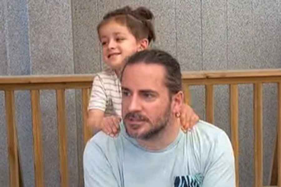 家族で沖縄旅行を楽しむ（手前から）ベンさんとノアくん（画像はスクリーンショット）