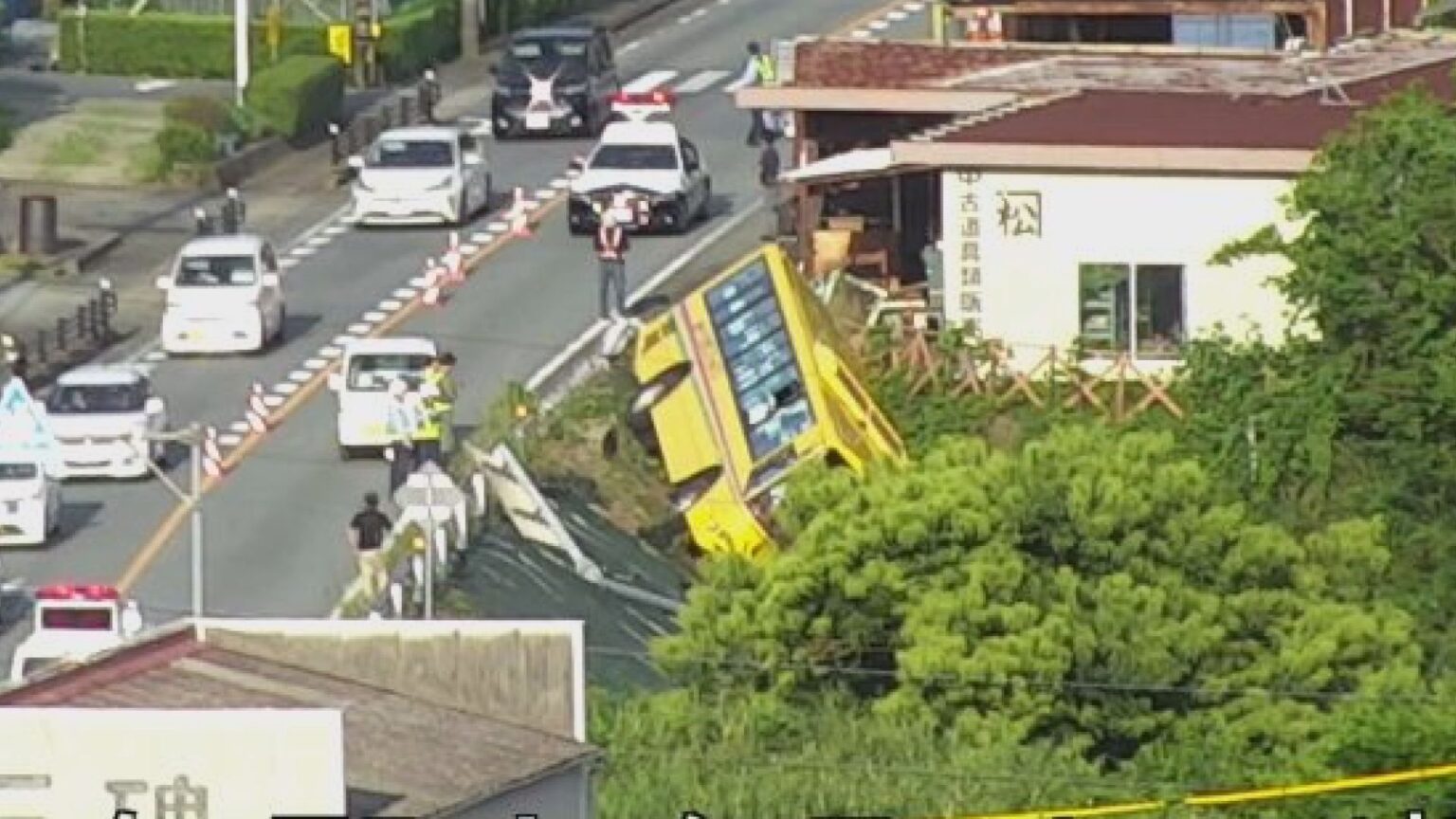 【速報】中学校のスクールバスが横転事故 道路わきに転落か 運転手1人がケガ 生徒の送迎が終わり中学校に戻る途中だったか 三重・大台町（CBCテレビ）