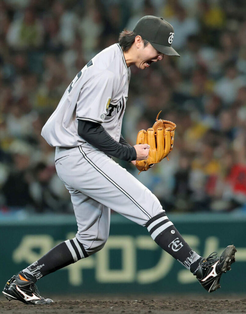 ８回２死満塁、大山を三振に仕留め、雄たけびを上げる田中瑛（カメラ・今成　良輔）