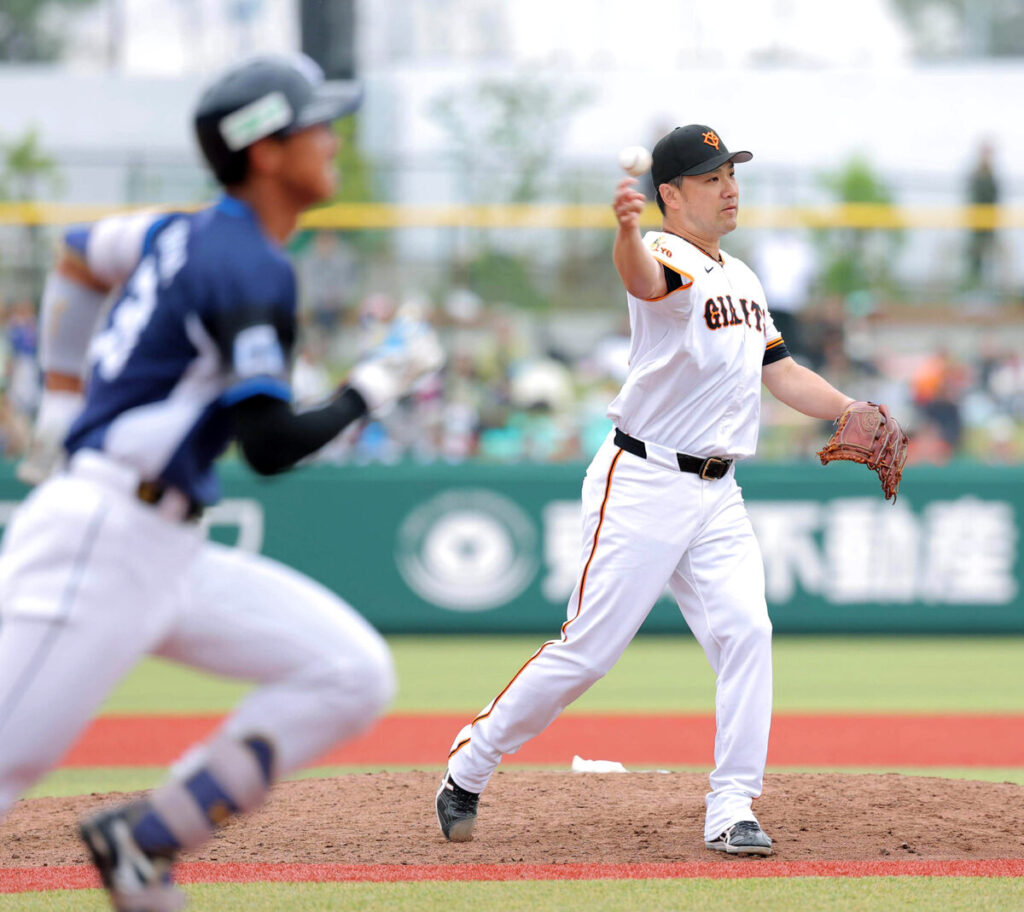 ６回２死一、三塁、古川を投ゴロに打ち取った田中将大（カメラ・今成　良輔）