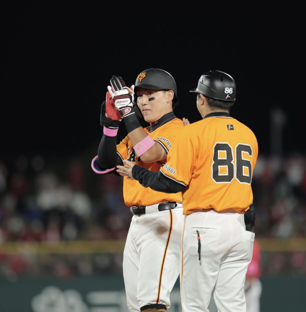 今季初打席で初安打を放った丸は一塁で手をたたいた（カメラ・小林　泰斗）