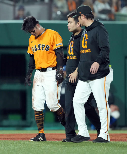 巨人対広島　8回裏巨人2死一塁、死球を受けベンチに下がる若林（撮影・たえ見朱実）