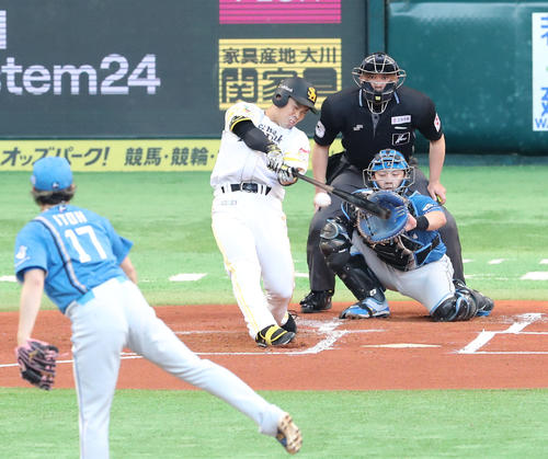 ソフトバンク対日本ハム　1回裏ソフトバンク2死、近藤は右前打を放つ（撮影・梅根麻紀）