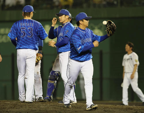 阪神対DeNA 111回裏阪神無死満塁、山■（■は崎の大が立の下の横棒なし）（右）から颯（左）への交代を告げた三浦監督（撮影・宮崎幸一）