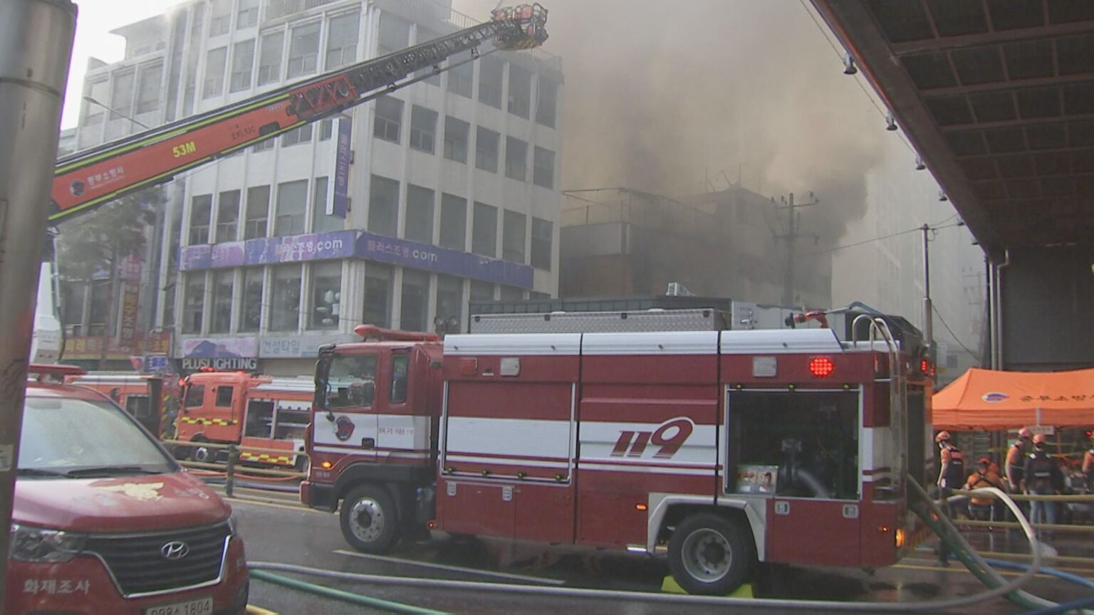 「ガスのようなものが爆発している」韓国・ソウル中心部の商店街で火災　急速に燃え広がり、広範囲で煙充満（TBS NEWS DIG Powered by JNN）