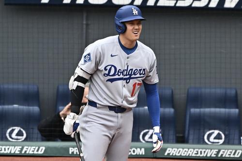 ガーディアンズ対ドジャース　1回表ドジャース無死、自打球に厳しい表情の大谷（撮影・滝沢徹郎）