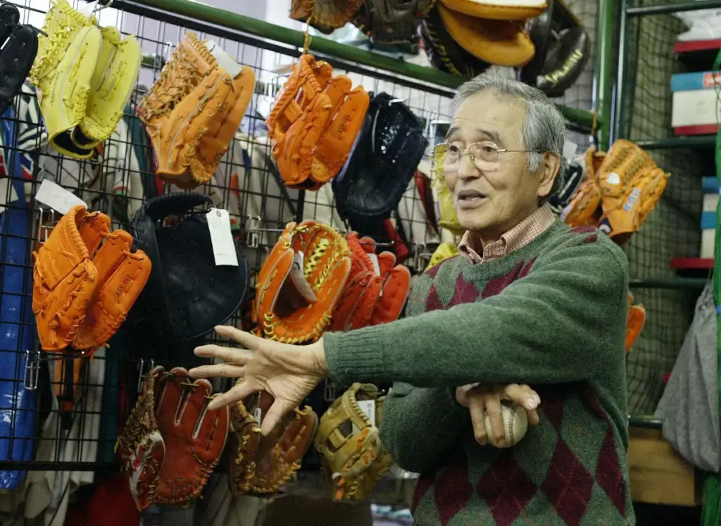 “グラブの神様”江頭重利さん死去　92歳　久保田スラッガーの型付け職人　辻発彦、福良淳一ら名手を担当 - スポニチ Sponichi Annex 野球