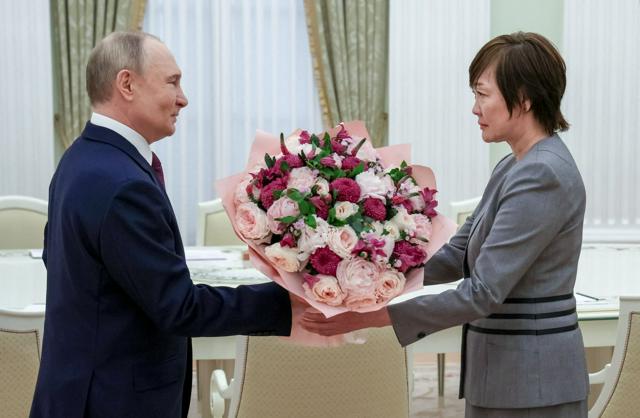 プーチン氏、昭恵氏と面会 安倍氏を「忘れぬ」 対日関係改善模索か（朝日新聞） - Yahoo!ニュース - Yahoo!ニュース