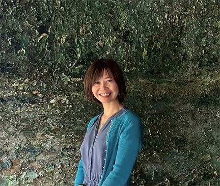 「木彫り熊と本の店kodamado」店主　青沼千鶴 氏の写真