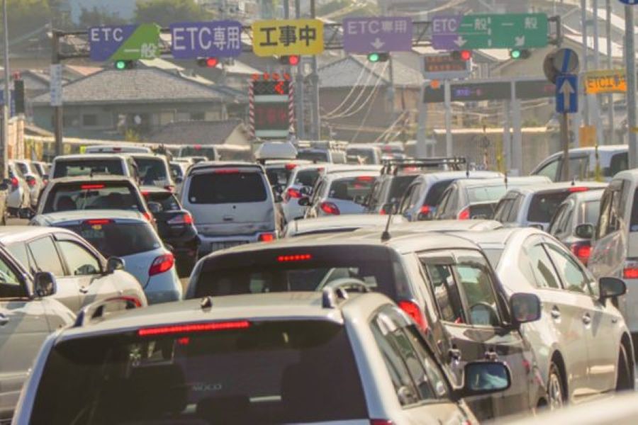 高速道路「帰省ラッシュ」から「Uターンラッシュ」へ 上下線ともに大混雑 最大で45km【5月4日の渋滞予測】 - 乗りものニュース