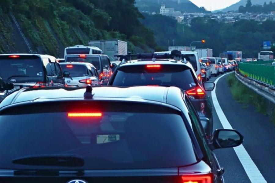 連休後半「地獄の渋滞」ついに始まる 下り線ピーク 最大40km超え【5月3日の渋滞予測】 - 乗りものニュース