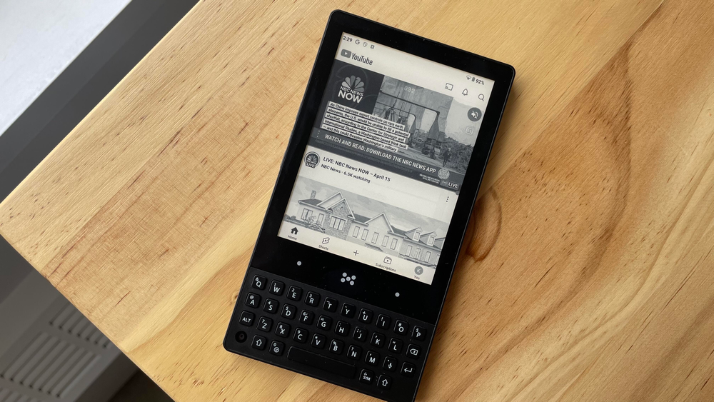 テーブルに置かれているMinimal Phone、画面にはYouTube