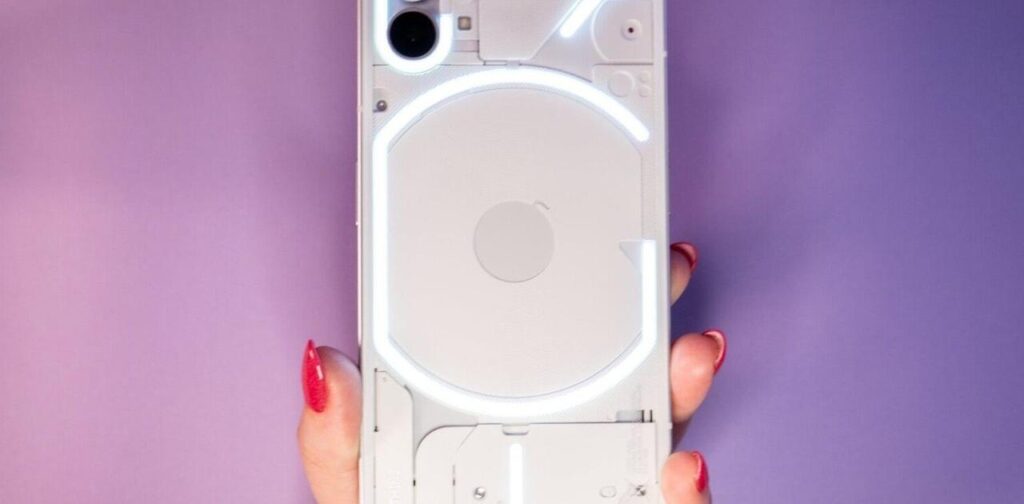Nothing Phoneを象徴する｢光る背面｣、新モデルで廃止されることに | ギズモード・ジャパン
