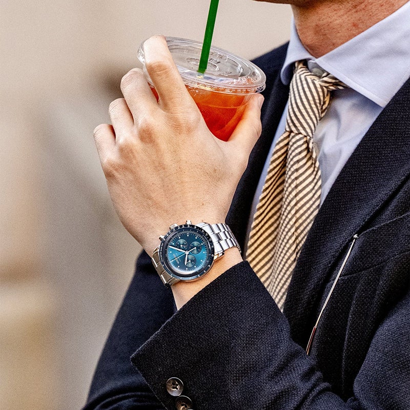 ドイツ時計「ツェッペリン」100周年記念シリーズの日本限定クロノグラフ　メタリックブルーの着用画像