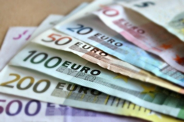 最後の1時間欧州委員会は、エネルギー企業の長である国営企業の監視機関が変更されず、特別な年金が改革されていないため、ルーマニアのお金から一時停止します