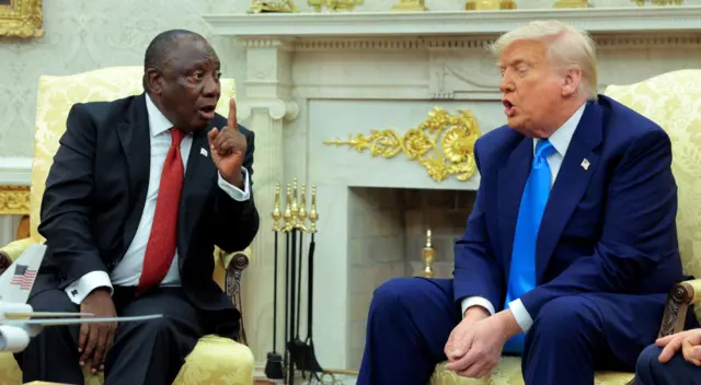 米ホワイトハウスで会談するドナルド・トランプ米大統領（右）と南アフリカのシリル・ラマポーザ大統領（21日）