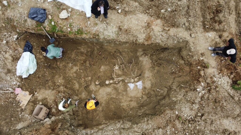 ギリシャの暗い過去は、33の遺体が南北戦争時代の大衆の墓で発見された後に明らかになります
