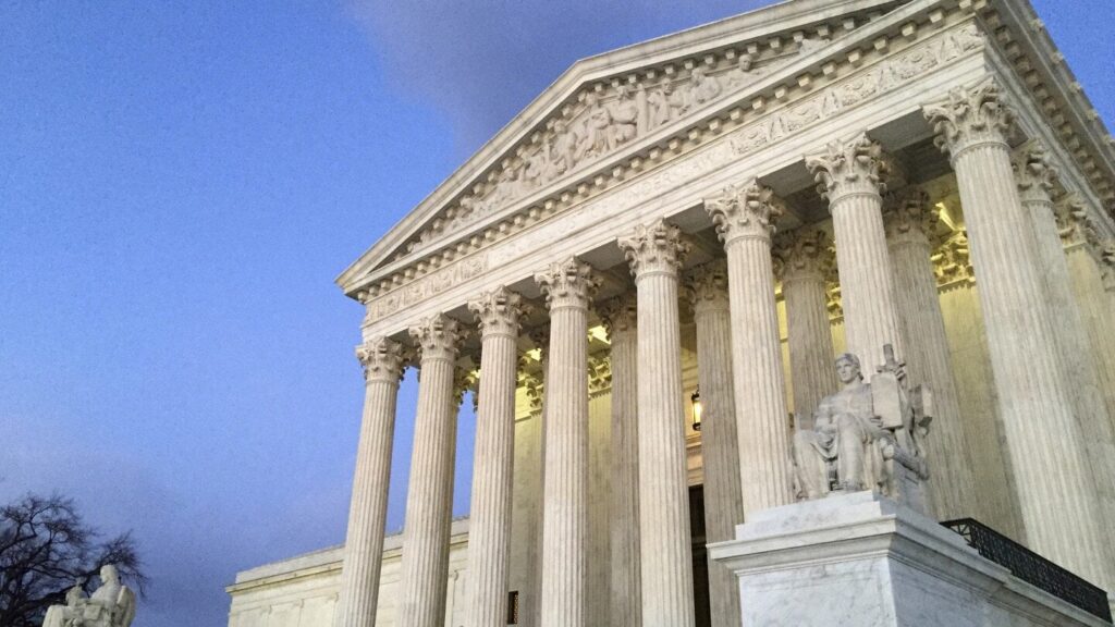 ディスカッションスレッド：米国最高裁判所は、生得権の市民権を終わらせようとする大統領令の場合に備えて、下級裁判所からの全国的な差し止め命令を許可するかどうかについて口頭での議論を聞いています