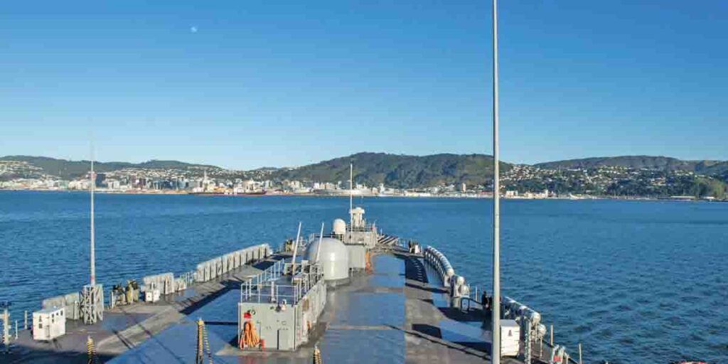 米揚陸指揮艦「ブルー・リッジ」、ニュージーランド・ウェリントンに初寄港 | フネコ - Funeco