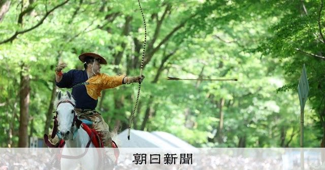 華麗に命中 新緑の京都・下鴨神社で流鏑馬神事 公家や武家の装束で