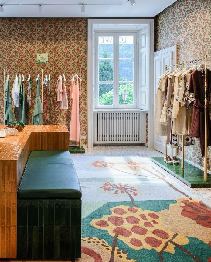 ブティックでは、ロエベのレディス・プレタポルテ、ハンドバッグ、アクセサリーを幅広く取り揃えています。