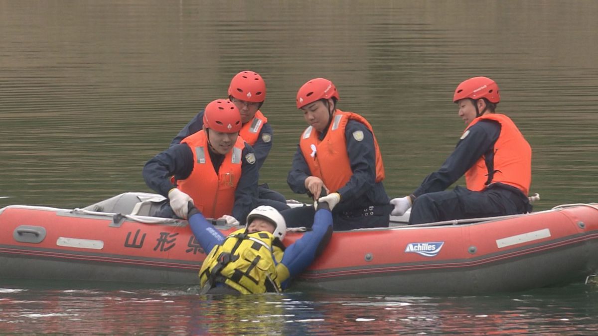 山形県警の警察官が豪雨災害を想定した救助訓練　去年は2人が殉職　全警察署で実施へ