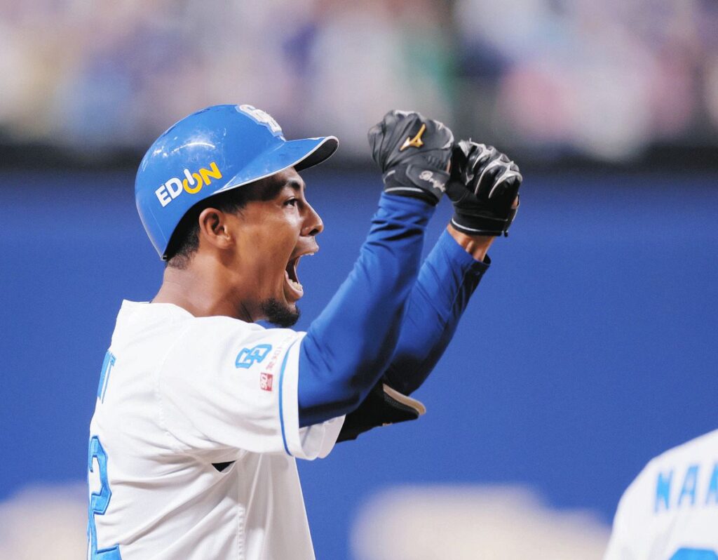 中日―ヤクルト　８回裏２死二塁、代打ブライトが右中間に適時三塁打を放ち、塁上で雄たけびを上げ