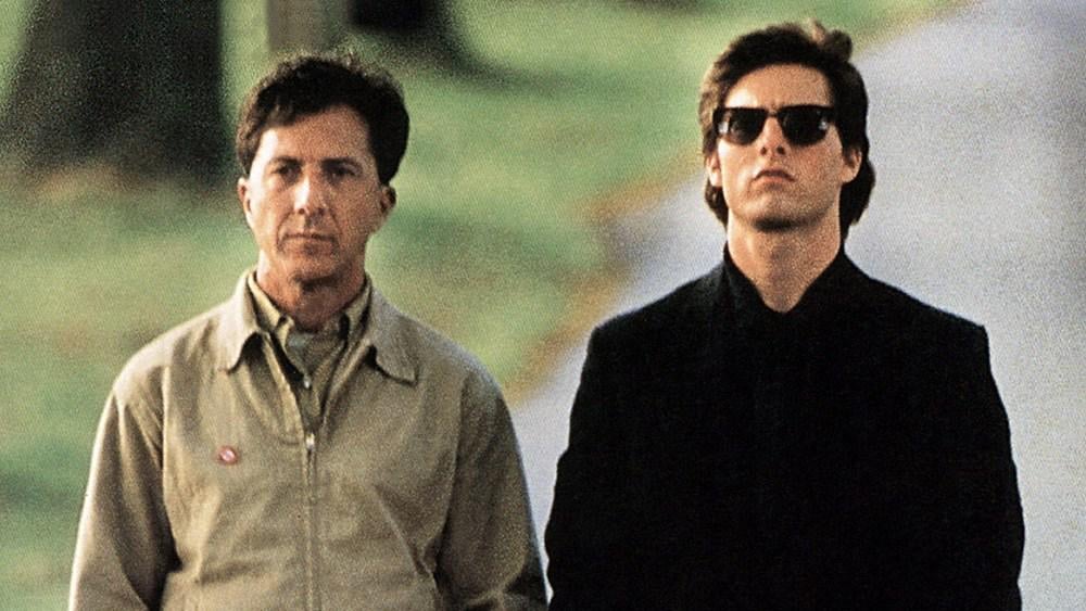 トム・クルーズは、妹にレストランでダスティン・ホフマンに行くことを強制した後、「レインマン」でキャストされたと言います。